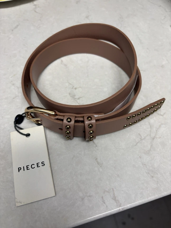 Elegante cinturón de cuero genuino marrón claro con tachuelas doradas. Foto 2 de 4