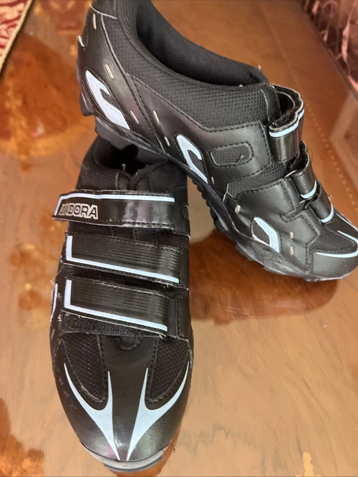 Zapatos de ciclismo Diadora para mujer elegantes diseño negro con acento azul talla 7 Foto 2 de 4