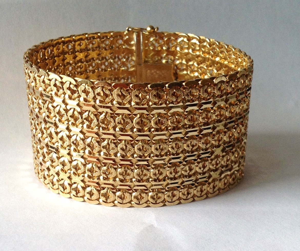 A SPANISH STATEMENT STRETCH BRACELET GOLD