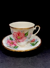 Vintage Footed Windsor Bone China Tea Cup And Saucer Flower England 3x4.25x3.25”