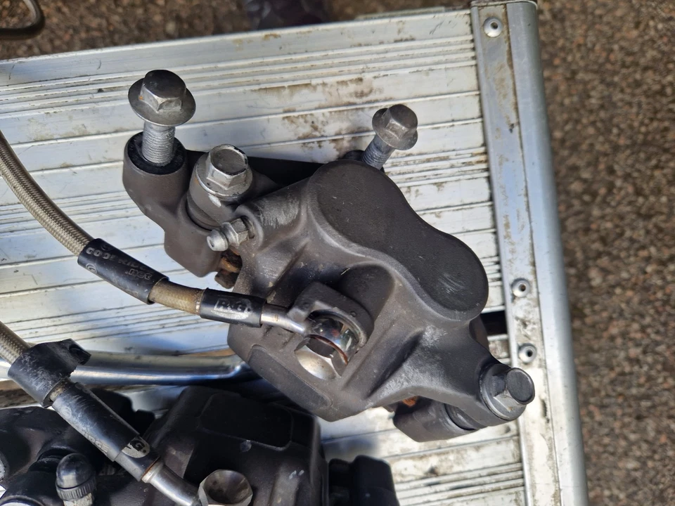 Pinzas delanteras Yamaha Fazer FZ6 2004 2007 R&G mangueras trenzadas y maestras... Foto 3 de 4