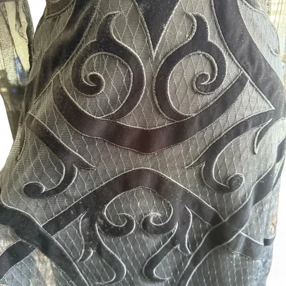 Vestido midi BCBGMAXAZRIA aplique de veludo (tamanho 12) - Imagem 2 de 4