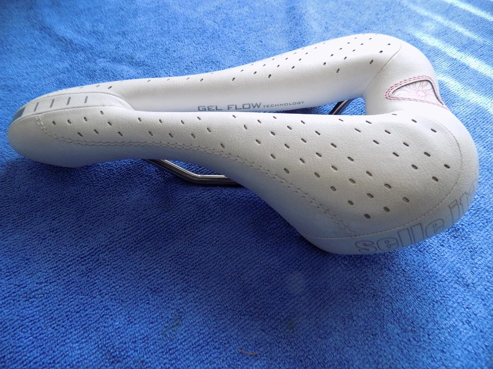 SILLA DE MONTAR SELLE ITALIA DIVA LADY GEL FLOW RIELES VANOX EN BLANCO USADA Foto 3 de 4