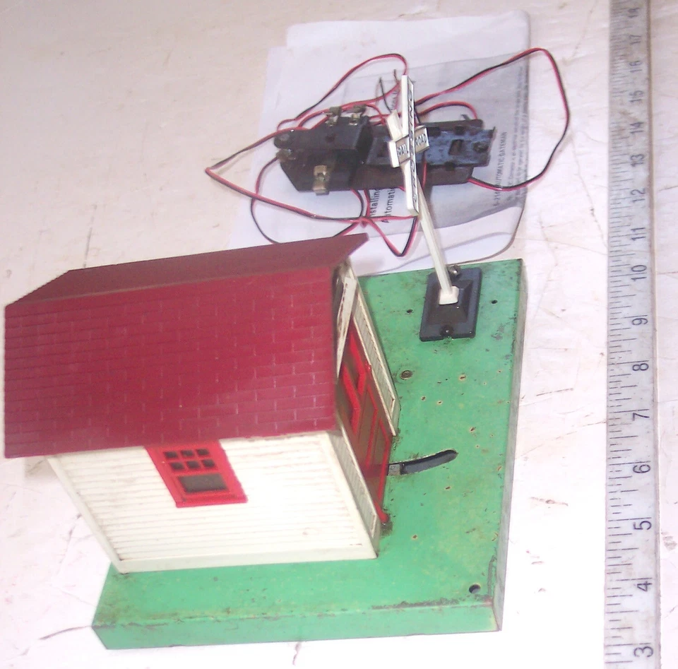 LIONEL 145 (6-2145) ILLUMINATED OPERATING AUTOMATIC GATEMAN FOR O/O-27/S , WORKS - Image 3 of 4