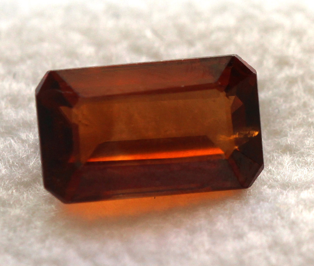 Zircon Impérial de Tanzanie ovale 2,50 ct pour fabrication de bijoux et gemmologie