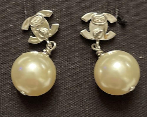 NWT AUTH CHANEL REV CC LOGO SILVER & PEARLY WHITE PIERCED EARRINGS - Picture 6 of 7