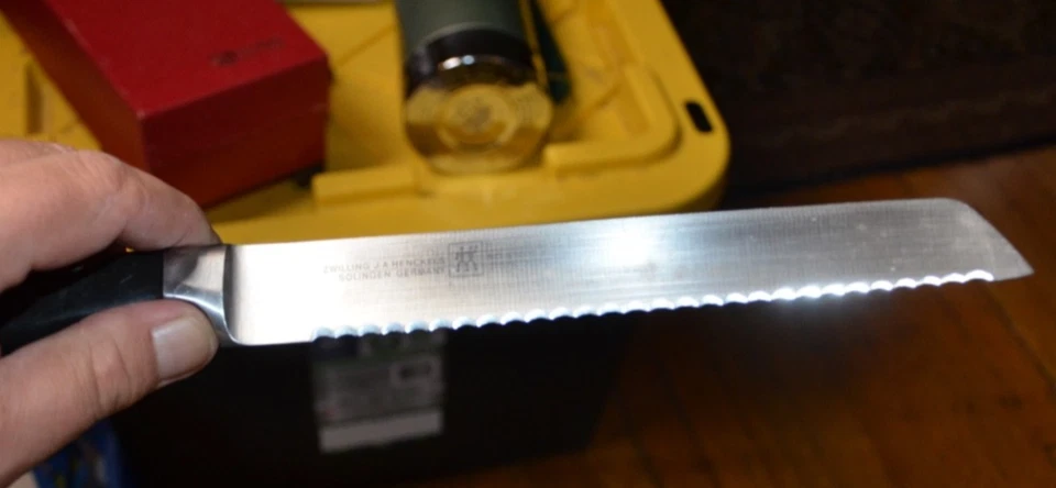 Cuchillo para pan Zwilling J.A Henckels Vier Sterne 31076-200 hoja de 8" 4 estrellas Alemania Foto 3 de 4