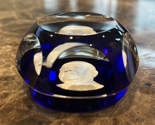 BACCARAT Crystal HERBERT HOOVER Sulphide Cameo Faceted Paperweight Cobalt Blue - Picture 2 of 4