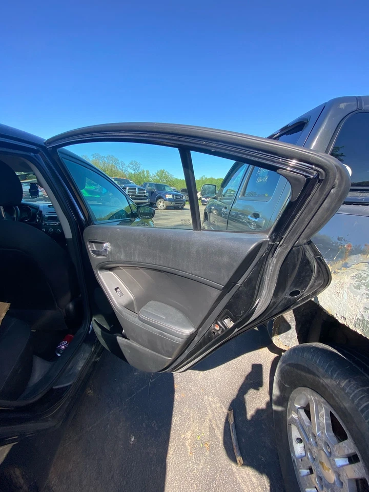 Used Rear Right Door Assembly Rear Side fits: 2016 Kia Forte Sdn Rear Right Grad - Imagem 3 de 4