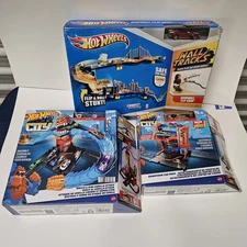 Lot Of 3 Hotwheels Tracks Wall Tracks V1052,Ride Gorilla And Race Downtown