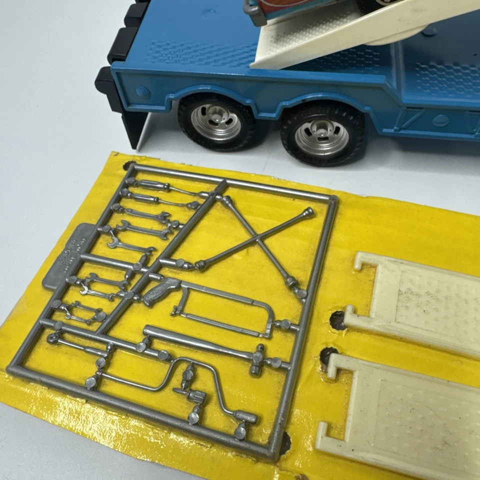 Vintage Die Cast ERTLE CO.  Semi Hauler Trailer With Car Richard Petty #43 STP - Image 3 of 4