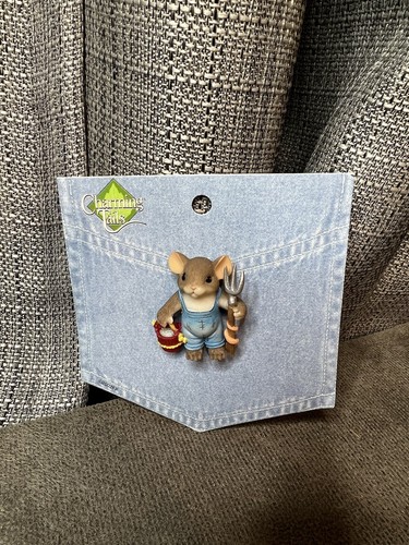 CHARMING TAILS Leaf & Acorn Club 2002 Brooch Lapel Pin Overalls Garden Mouse - Picture 2 of 7