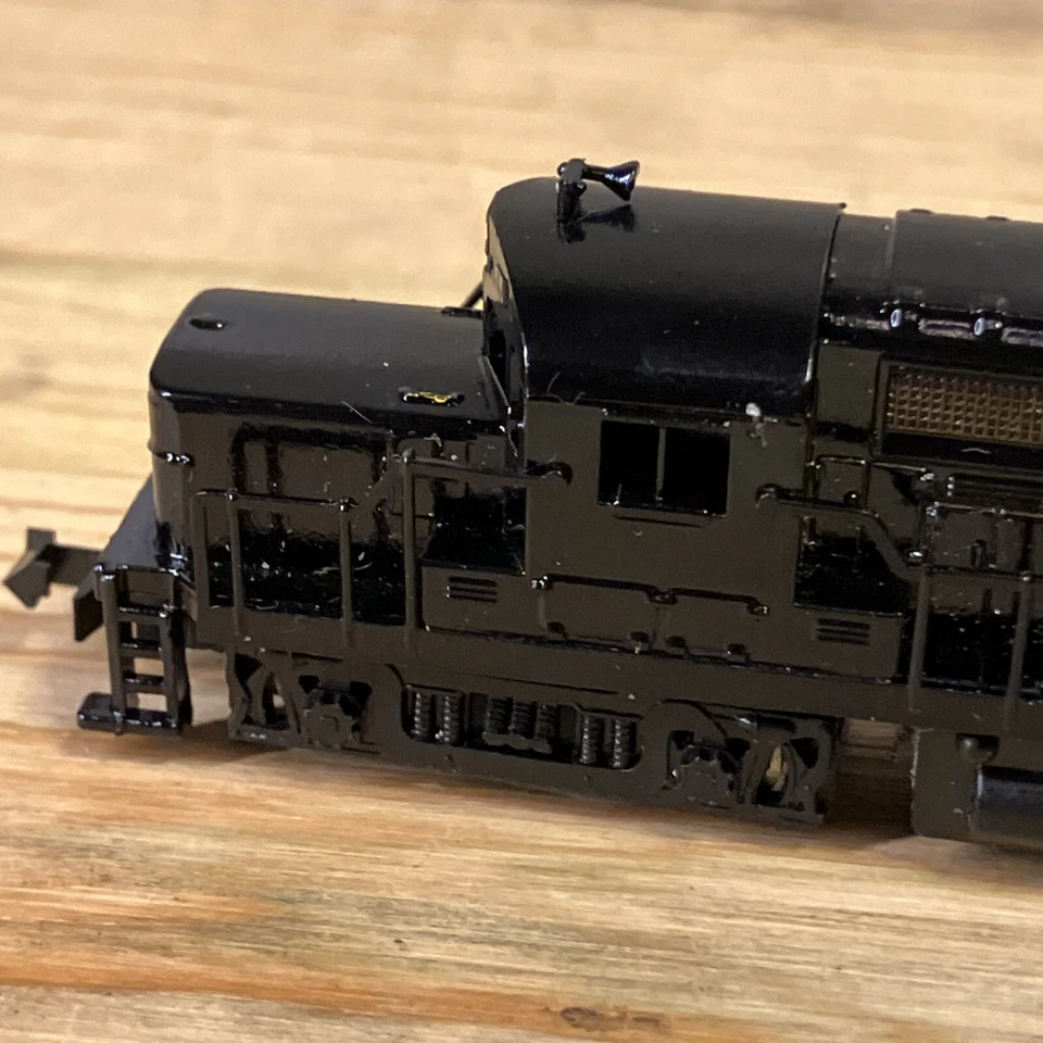 N-scale MRC  C420 UNDECORATED Locomotive - Image 2 of 4