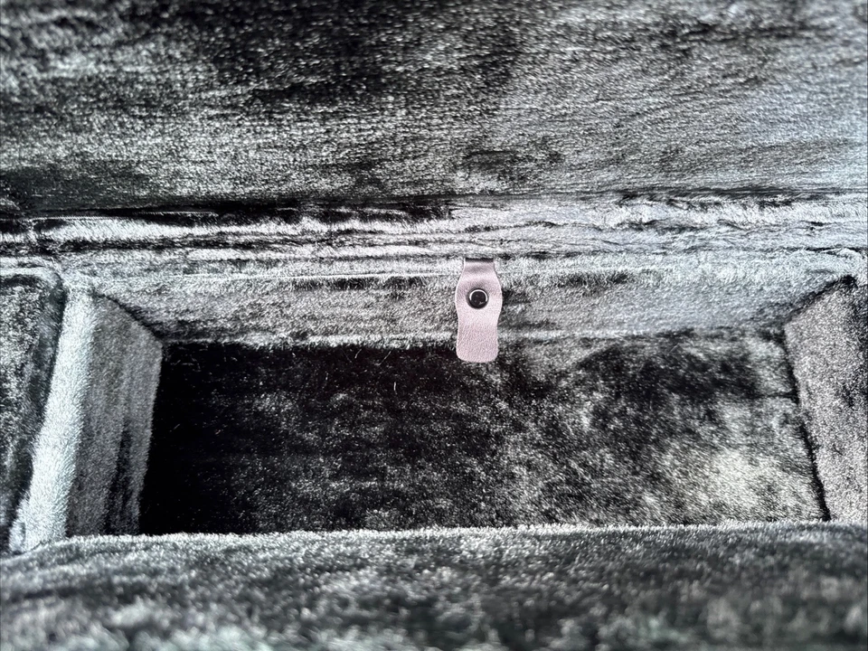 Estuche rígido de aluminio para guitarra eléctrica de colección - 50” x 17,5” x 6,5” - felpa negra Foto 3 de 4