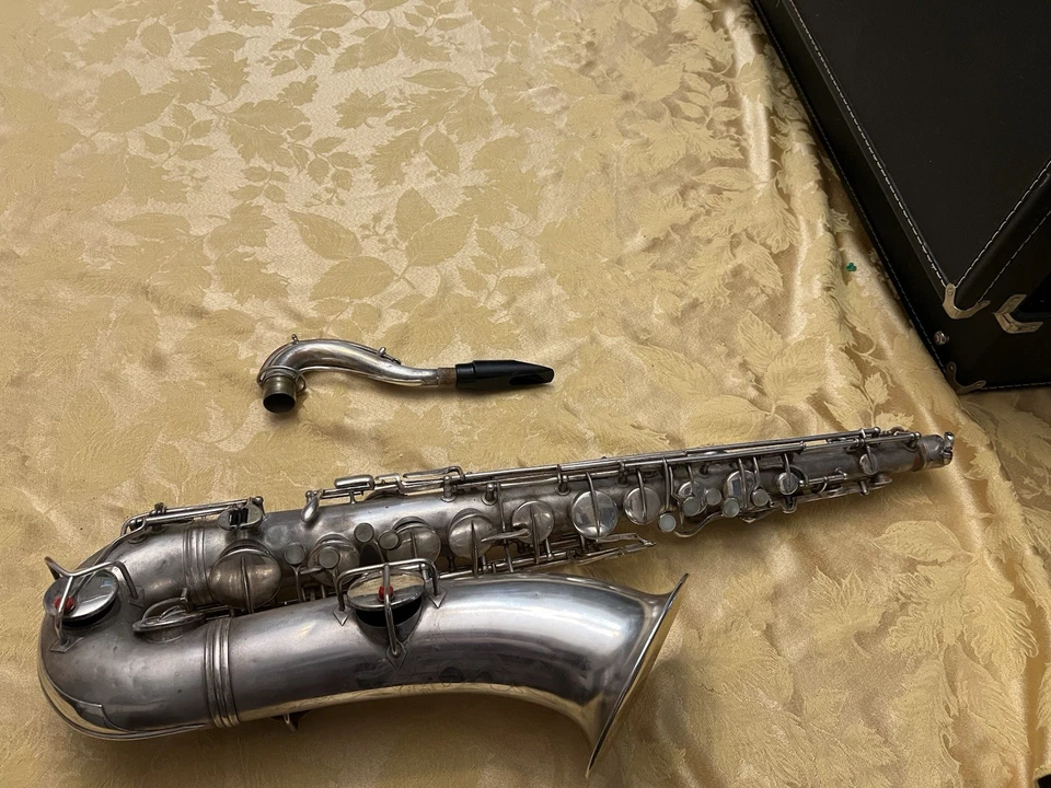 Saxofone tenor vintage Conn 1923 - Imagem 3 de 4