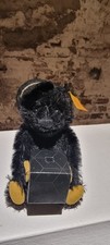 Schwarzer Steiff Bär mit Kiste in den Pfoten  und Kappe, sehr selten
