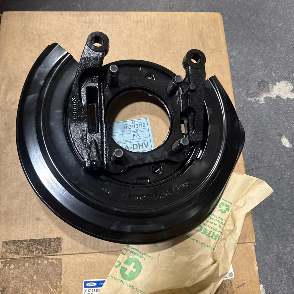 Placa de respaldo derecha protector contra salpicaduras OEM NUEVO 2005-2012 Ford F250 SD 5C3Z-2B636-AA Foto 2 de 4