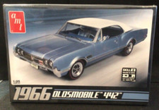 AMT 1966 Oldsmobile 442 Kit AMT689  1/25 Sealed 