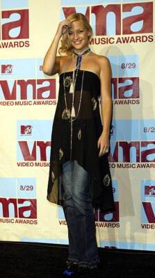 Kirsten Dunst arrives at MTv video music awards 2002 at Radio City- Old Photo 1