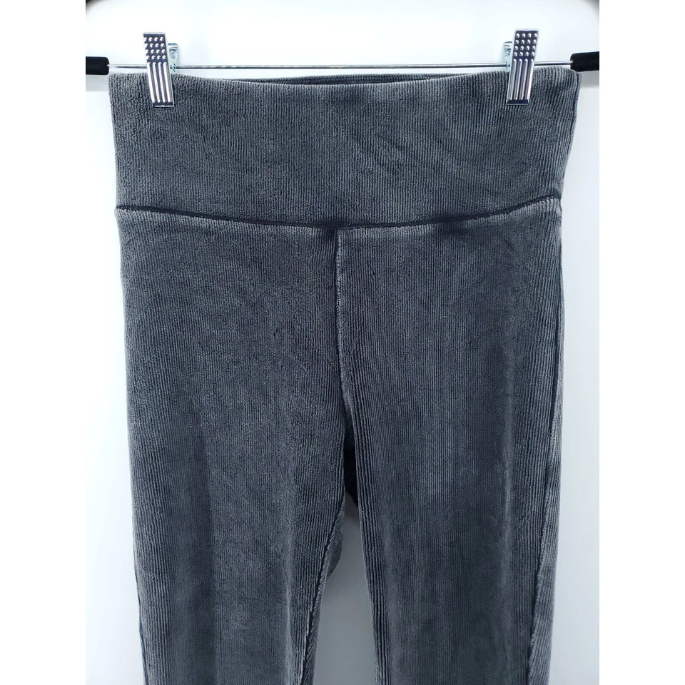 Legging American Eagle Mujer tiro alto gris terciopelo acanalado dobladillo dividido | M Foto 3 de 4
