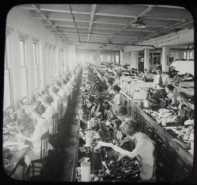 Glas magische Laterne Dia FRAUEN IN SCHUHFABRIK SYRAKUS NY UM 1910 FOTO USA