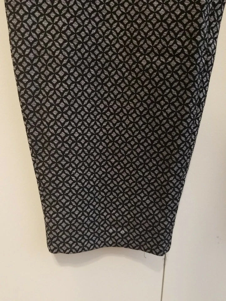 MAURICES Cropped Pants  Sz 7/8 Short Black Geo Pattern Skinny Ankle Mid Rise - Image 4 of 4