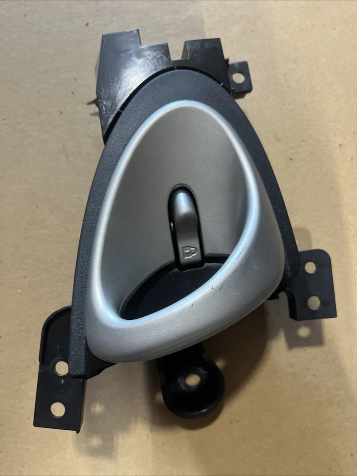 Nissan 370Z 2009-2017 OEM lado del conductor interior manija de puerta montaje moldura Foto 2 de 4
