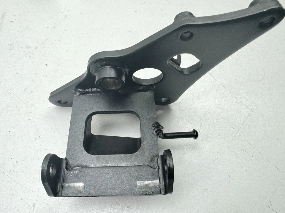 KAWASAKI VN 900 B 11A Platine de fixation Marchepied Droite Avant Support - Photo 1/4
