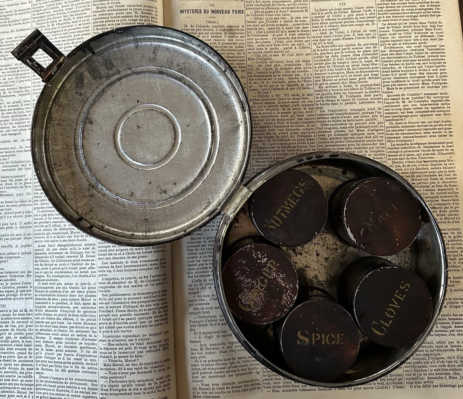 TIN DECORATED SPICE SET COMPLETE W/ 4 Tin Stenciled Containers