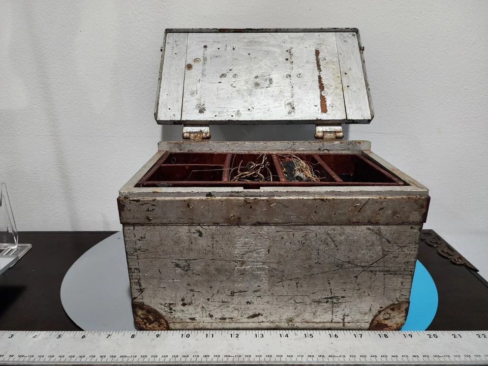 Antigua caja de aparejos de pesca de madera y metal con bandejas y contenido principios de 1900 Foto 4 de 4