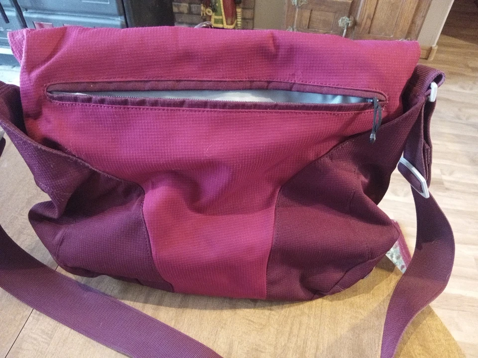 Гибридная транспортная сумка-мессенджер Keen Irvington бордовая магнитная большая - Изображение 4 из 4