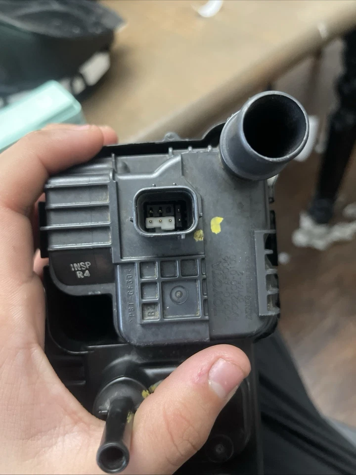 Bote de vapor de combustible Toyota Corolla 2014 a 2019 Foto 4 de 4