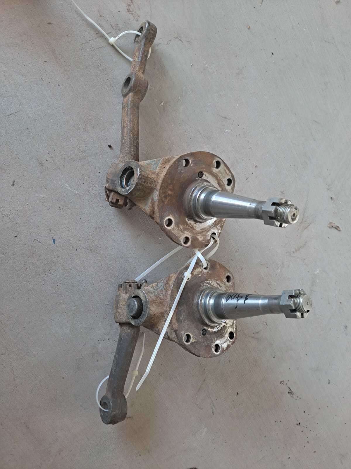 STUDEBAKER TRUCK SPINDLE ASSEMBLY SPINDLES STEERING KNUCKLES and