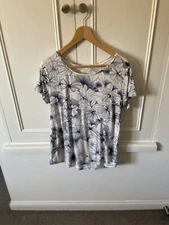 Gap Floral Top Size Large Short Sleeve Black And White Boat Neck