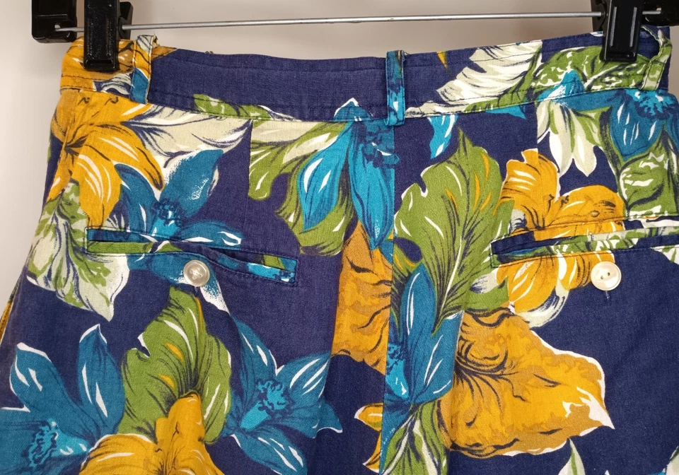 British Khaki Floral Bermuda Shorts Zipper Resort Casual Women Size 8 - Image 4 of 4