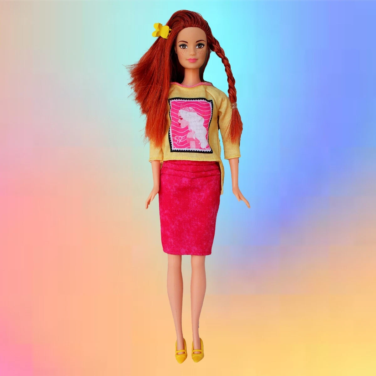 Poupée Barbie rousse avec taches de rousseur dans un style unique magnifique