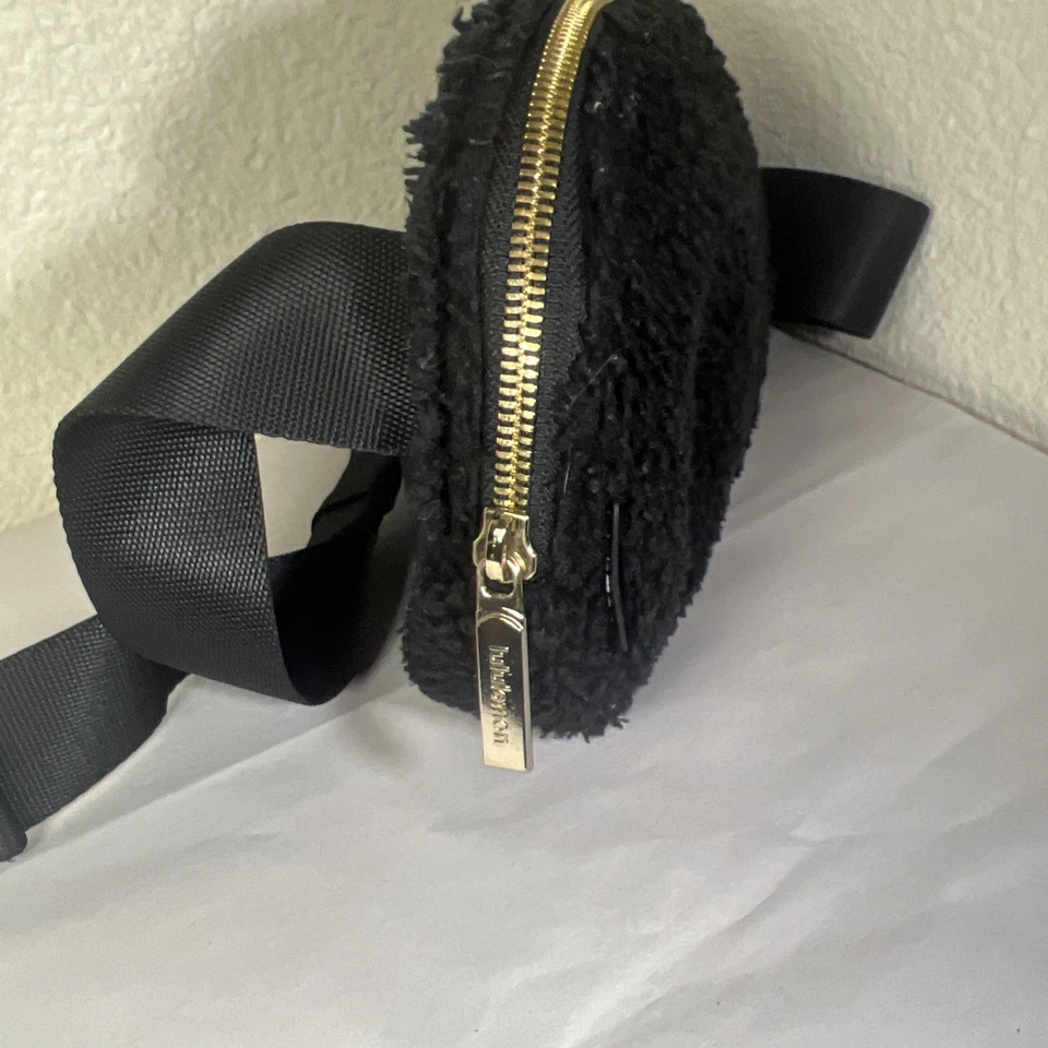 Bolso Cinturón Lululemon Everywhere Vellón Sherpa Negro Dorado Herrajes Foto 4 de 4
