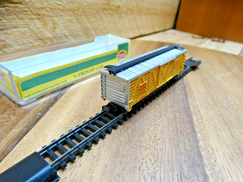 Model Power N Scale 41' Union Pacific U.P. 476306 Exterior Braced Livestock Car - Picture 4 of 7