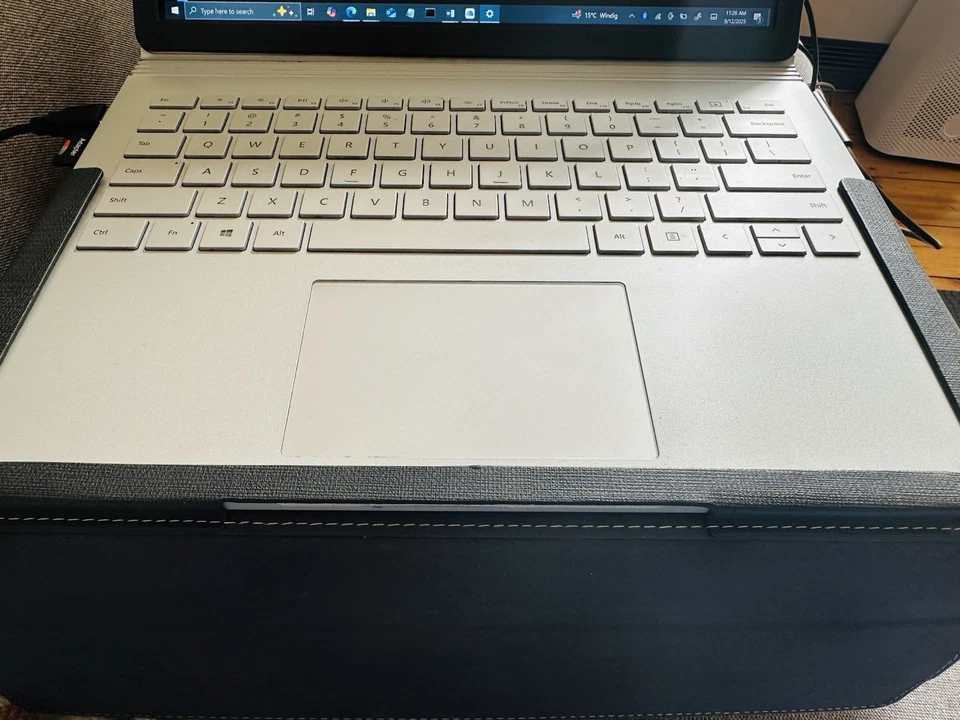 Microsoft Surface Book  2 13,5 Zoll Intel Core i5-7300U 256GB SSD 8GB Ram - Bild 2 von 4