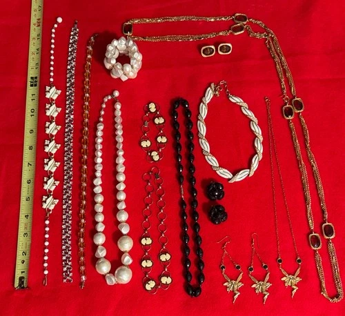 LOT Vintage Costume Jewelry (17 Pieces Total)