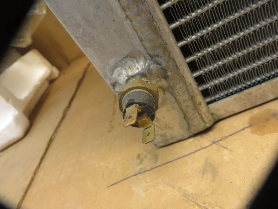  Radiador FIAT 124 SPIDER 1980 HOWE ALUMINIO con VENTILADOR ELÉCTRICO BUEN USADO Foto 3 de 4