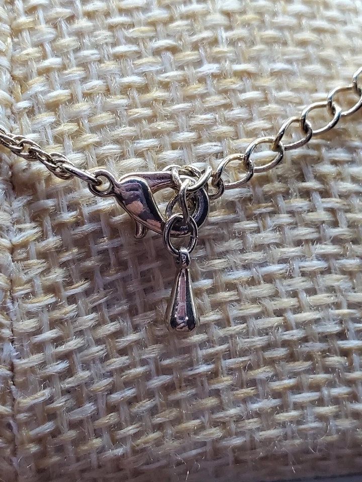 Pedras CZ na borda com safira falsa no meio em corrente tom dourado 18 polegadas  - Imagem 4 de 4