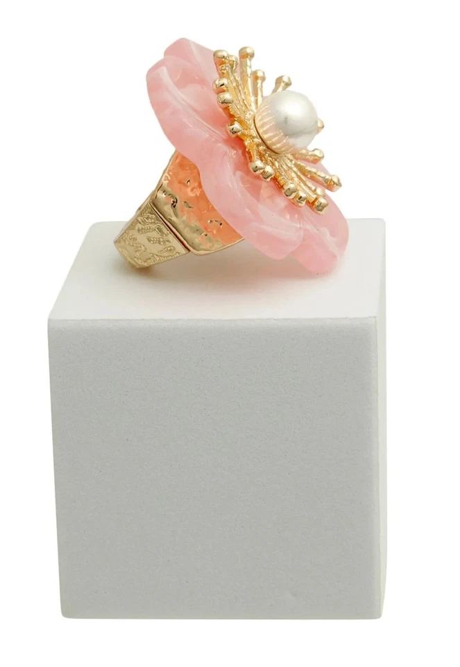 Anel feminino ajustável texturizado dourado centro pérola flor mármore rosa exclusivo - Imagem 2 de 2