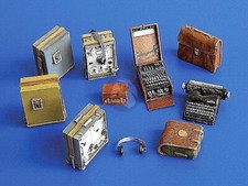 Plus Model 1/35 German Radio Communication Equipment Headphones Enigma WWII 249