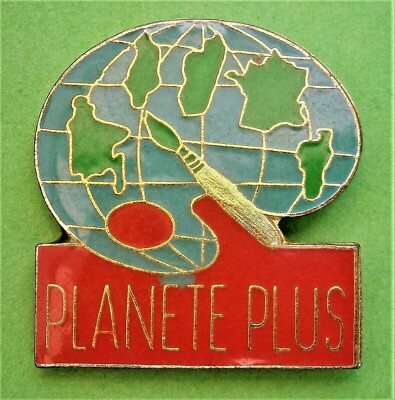 F876*) Emaille Planete plus Nachrichtenberichterstattung TV Magazin Brosche Krawatte Anstecknadel Abzeichen