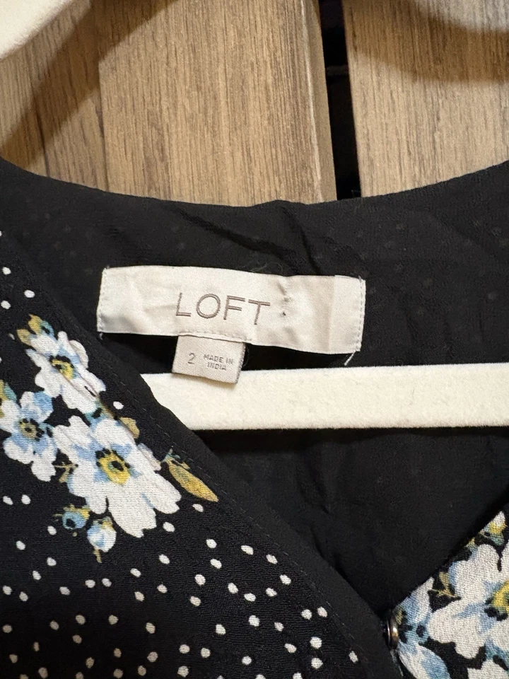 Mini Vestido LOFT Para Mujer Floral Envolvente Talla 2 Volantes Dobladillo Manga Corta • Negro/Azul Foto 3 de 4