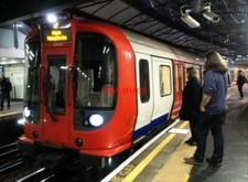 PHOTO  LONDON UNDERGROUND METROPLOITAN LINE S8 STOCK 21005 AT FARRINGDON.