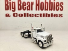 Tractor Ford LTL-9000 blanco cabina corta 1/64 DCP