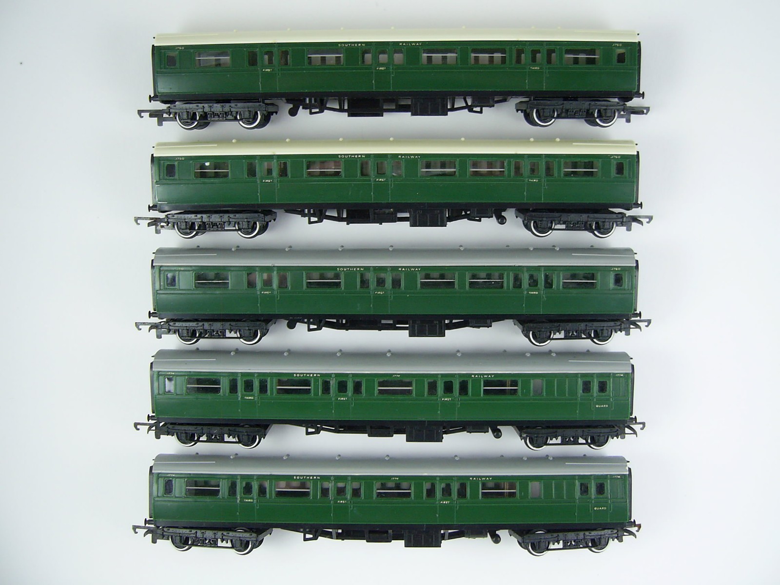 Hornby Railways Collector Guide - Model - S.R. Composite Coach