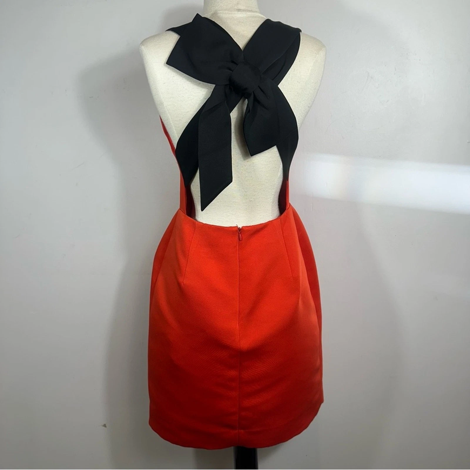 Abito da cocktail Kate Spade rosso in raso tubino con dettaglio fiocco nero taglia 4